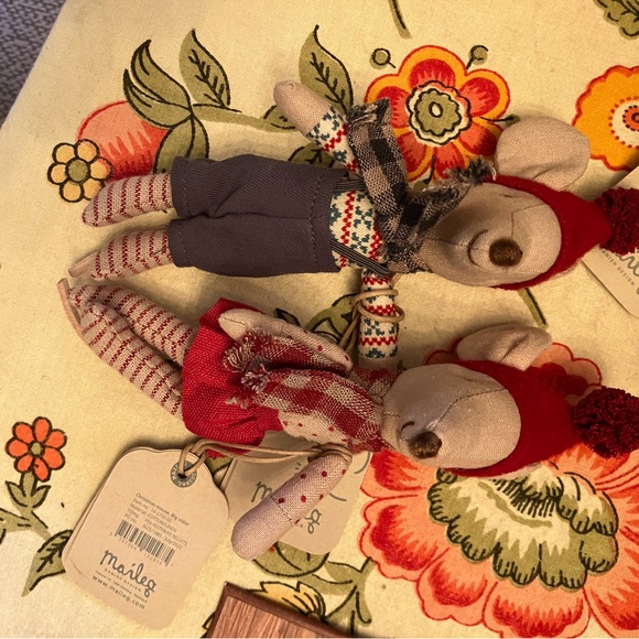 Maileg Christmas Bundle Retired Mouse Figurines with Sleigh and Accessories - Picture 8 of 13